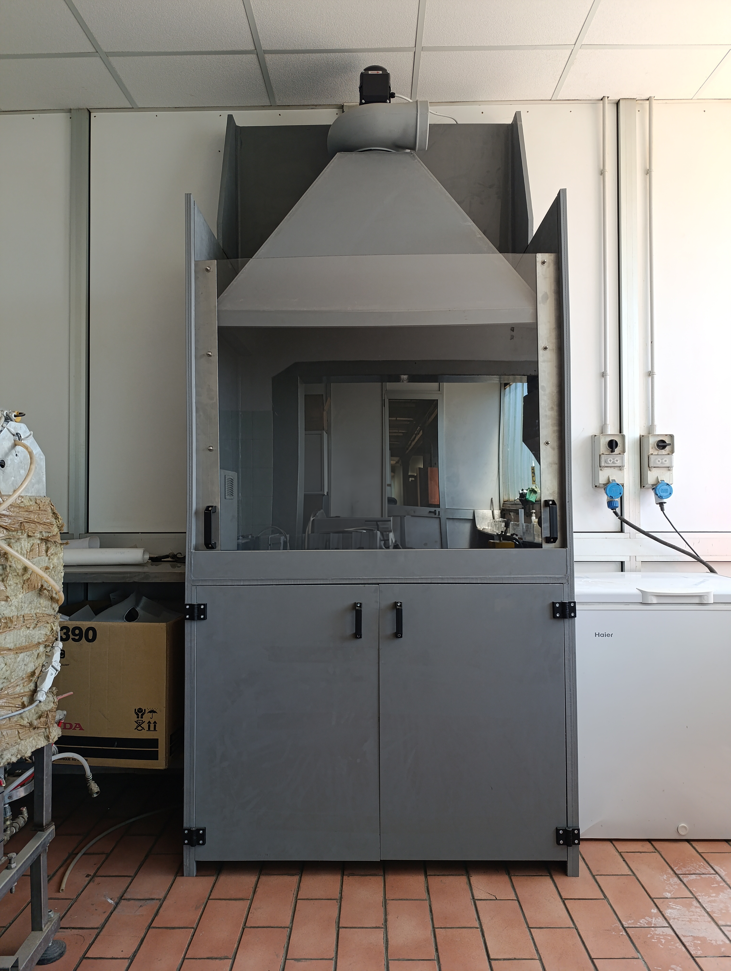 cappa e banco per laboratori chimici
